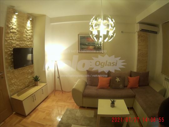 Izdajem lux stan - centar