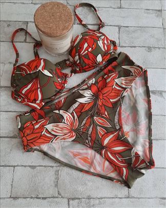 Cvetni kupaći kostim