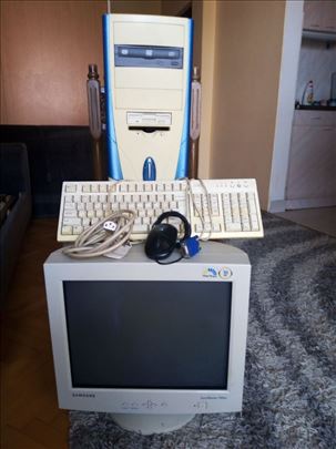 Računar star 5-6 godina, monitor, tastatura, miš, 