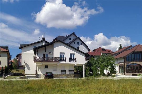 Zlatibor-Centar-Trosoban Apartman-Uknjizen