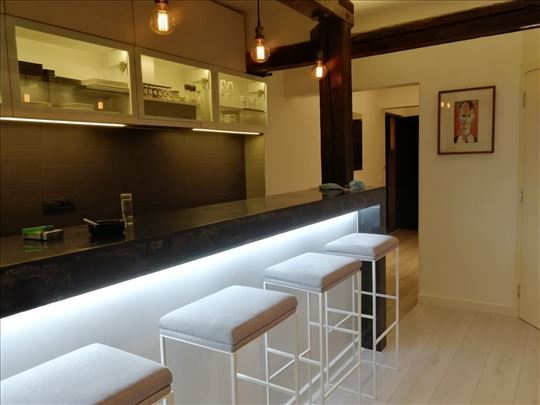 Centar 80m luksuzan stan pesacka zona 