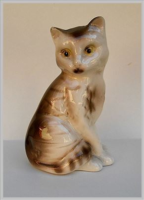 Figura mace od porcelana