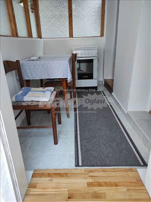 Izdaje se stan.Blizu Bogoslovije.Depozit.