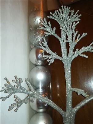 Srebrne Novogodišnje kugle i poklon srebrna grana