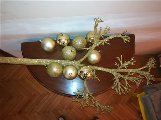 Zlatne novogodišnje kugle sa zlatnom granom