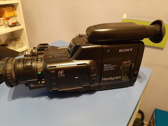 SONY Handycam NTSC CCD-F201  8mm NEISPRAVNA!!!