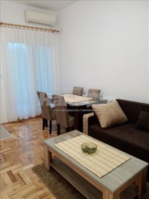 Izdajem dvosoban stan, 48m2