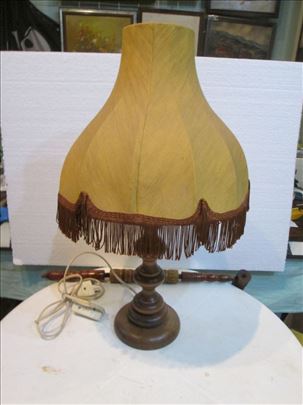 Drvena lampa sa platnenim abažurom