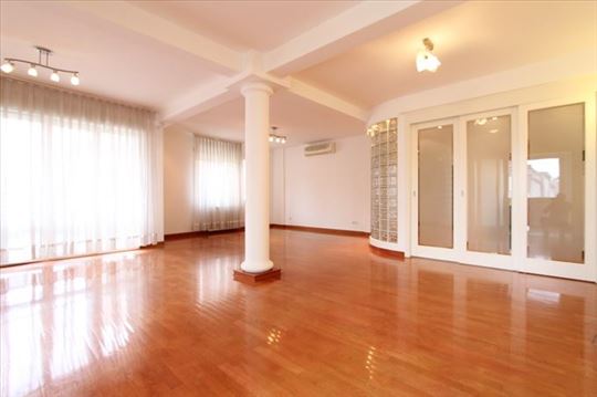 Lux stan, novija gradnja, 2 garažna mesta, ID 3109