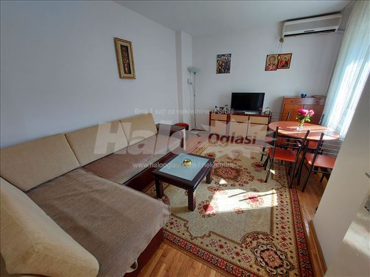Manji dvosoban stan u centru, namešten