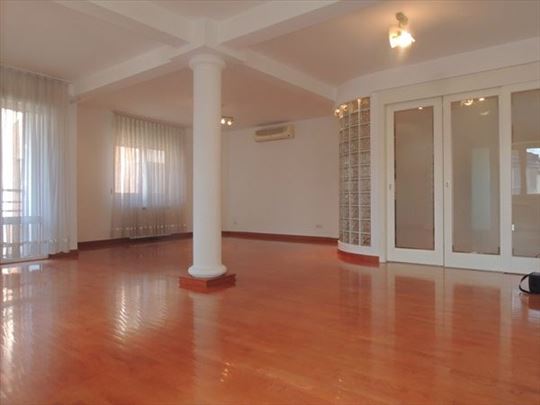 Hram, lux, novija gradnja, dve garaže, ID 7396
