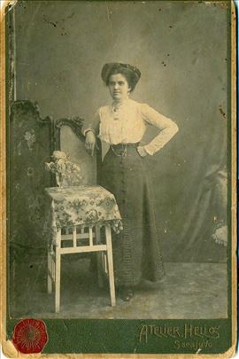 Stara kartonska fotografija, dama pored stolića