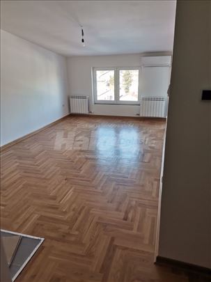 Izdajem četvorosban stan na Voždovcu 