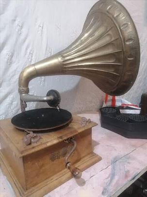 Gramofoni sa trubom na navijanje star preko 100 g.