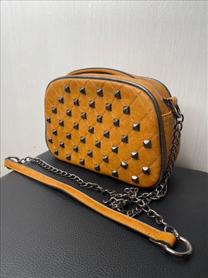 Ženska bez tašnica sa nitnama