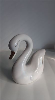 Figura beli labud od keramike