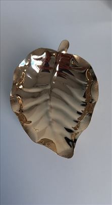 metalna ukrasna pepeljara, boja zlata, oblik lista
