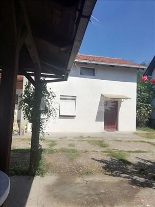 Zaseban  stan u kući u dvorištu, polunamešten TA