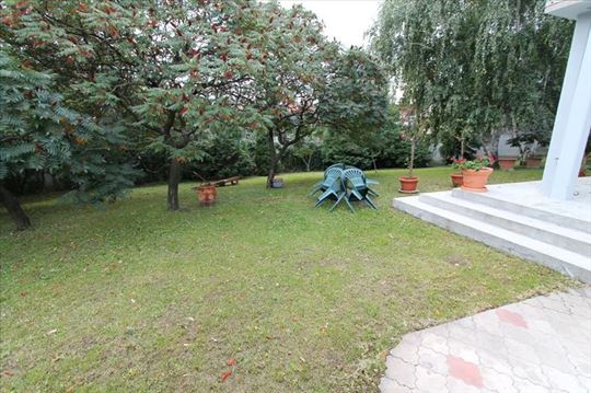 Odlična, velika kuća sa dvorištem, ID 4354