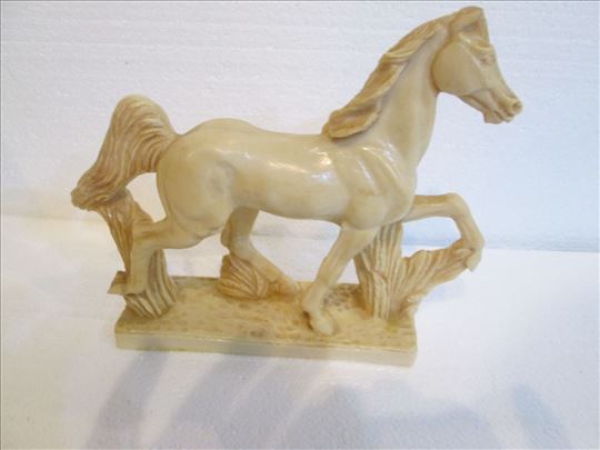 Figura belog konja 