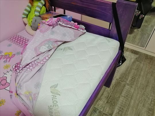 Dečiji drveni krevet sa dušekom