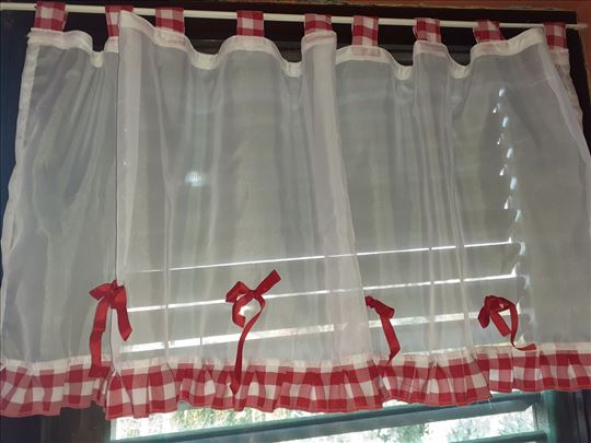 Zavesa bela sa crvenim karo - vitraz