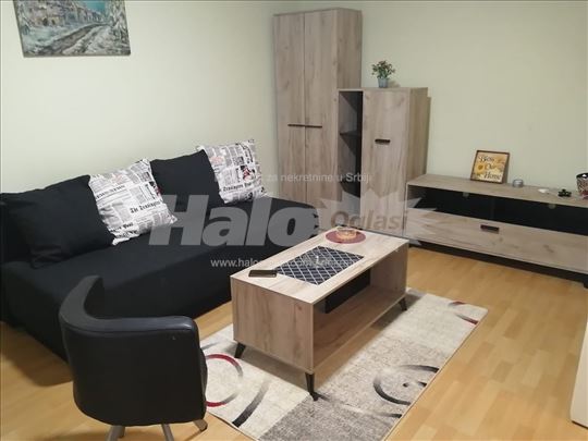 Nameštena garsonjera u centru Novog Sada