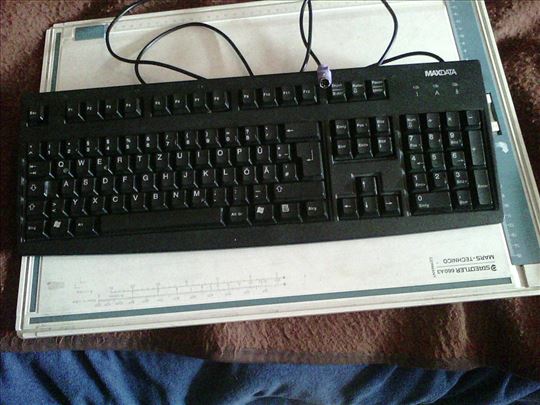 Tastatura Maxdata, iz Nemacke, malo koriscena.