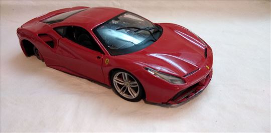 Burago Ferrari 488 GTB 1:24,fale 2 tocka i 2 retro