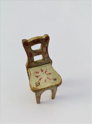 Stara minijaturna drvena stolica