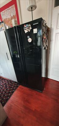 Продајем комбиновани фрижидер са ледоматом