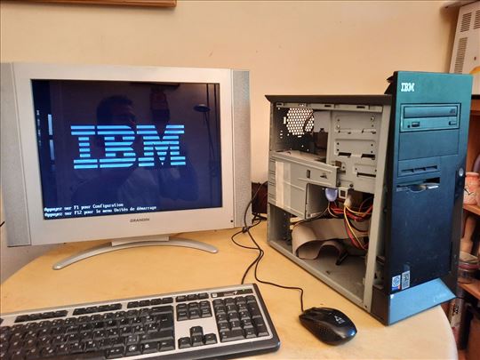 Stari, retro IBM kompjuter, desktop računar