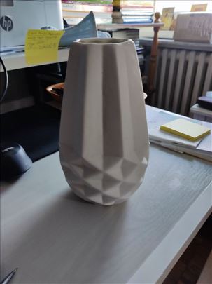 Vaza od keramike, bele boje
