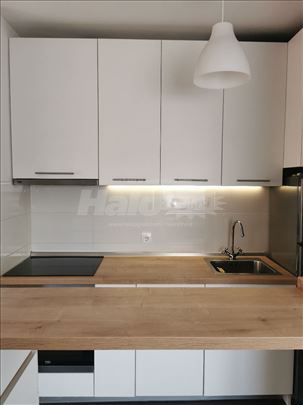 Lux stan sa parking mestom