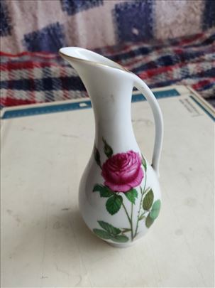 Vaza od porcelana, visoka 17cm