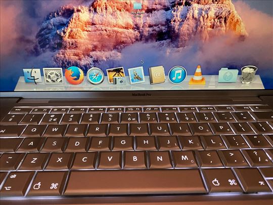 MacBook Pro 17" odlicno stanje