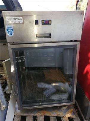 Vitrina za kolace i salate