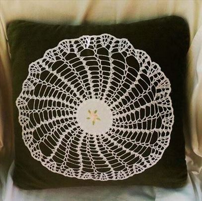 Jastuče od pliša sa heklano - vezenom čipkom 