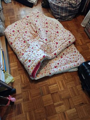 Vatirani meki prekrivač-ćebe za bračni krevet.