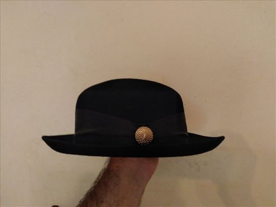 Ženski crni šešir Runska vuna