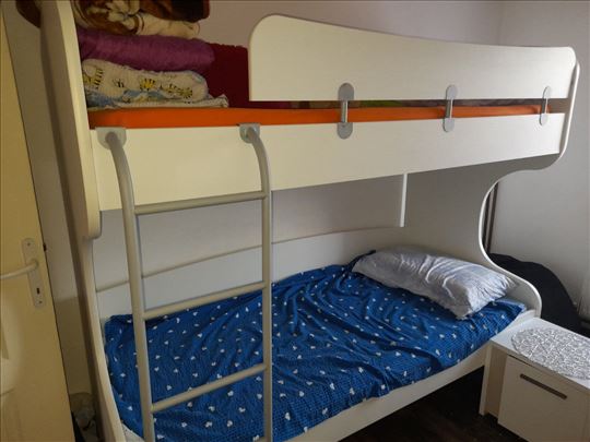 Krevet na sprat sa dušecima očuvan i jak