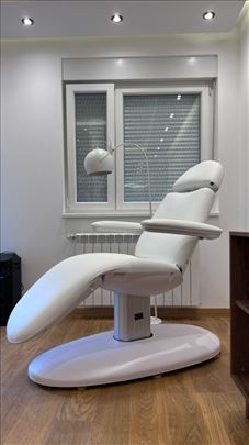 Elektropodesiva kozmetička stolica