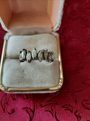 Atraktivan srebrni prsten