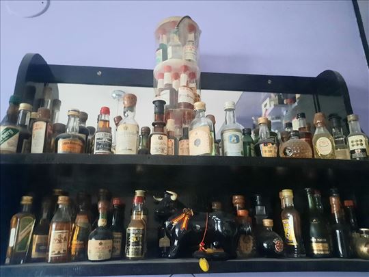 Kolekcija flašica alkoholnih pića 