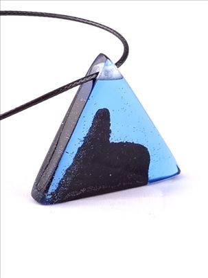 Piramida od moravskog čuda i plave providne smole 