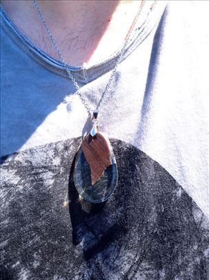 Ogrlica od epoxy smole i drveta američkog oraha 