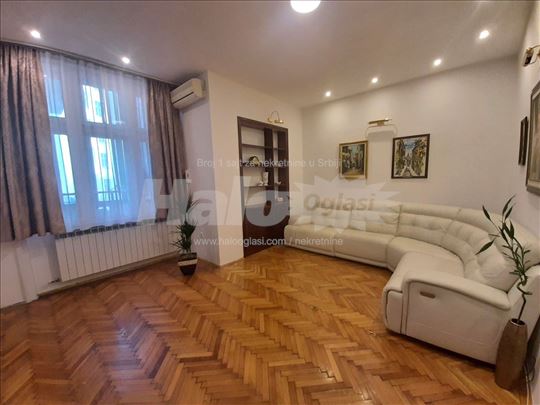 Centar, izuzetan salonski stan 93m2