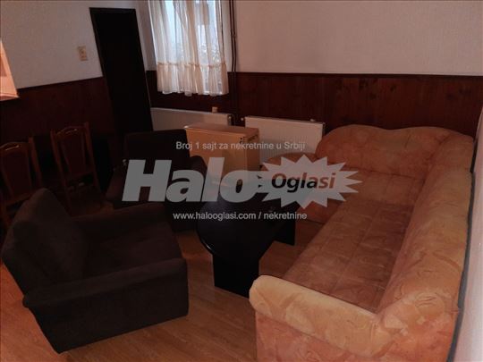 Izdajem dvosoban namešten stan u kući