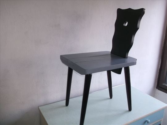Stara stolica od punog drveta - crno-siva