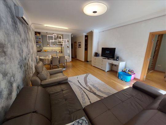Hram Svetog Save, 3 spavaće sobe, garaža, useljiv